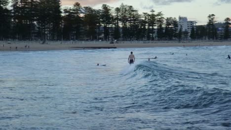 Männlich-Surfen-Nachmittag-Urlaub-Entspannen-Wellen-Wellensurfer-Sydney-Australien