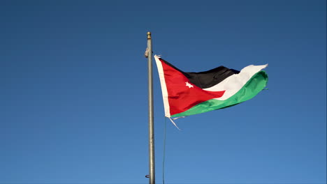 Jordanien-Flagge-Weht-Im-Wind-Vor-Blauem-Himmel