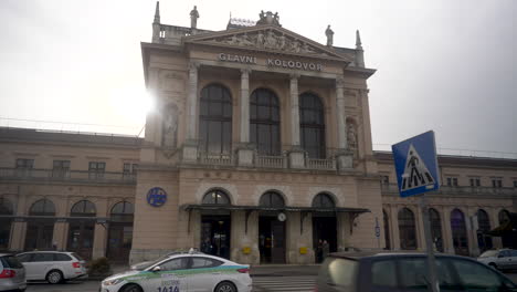 Verkehr-Vor-Dem-Hauptbahnhof-Von-Zagreb