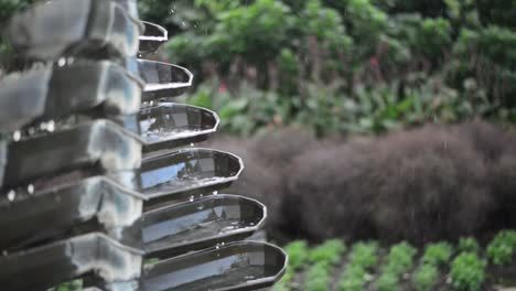Ein-Kunstwerk-Im-Botanischen-Garten,-Entspannen-Sie-Sich-Und-Beobachten-Sie-Das-Tropfende-Wasser
