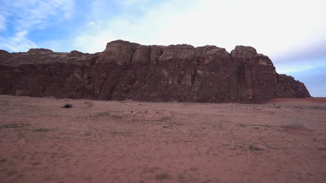 Ein-Zeitraffer-Von-Wolken,-Die-An-Einem-Hügel-In-Der-Wadi-Rum-Wüste-Vorbeiziehen