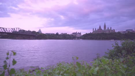 Zeitraffer-Des-Parlaments-In-Ottawa,-Ontario-über-Dem-Fluss,-Als-Lady-Dive-Vorbeifährt
