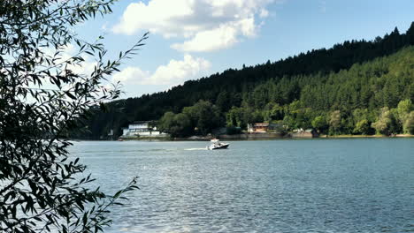 Pancharevo-See-An-Einem-Sonnigen-Tag,-Mit-Einem-Segelboot,-Das-Sich-Auf-Dem-See-Bewegt