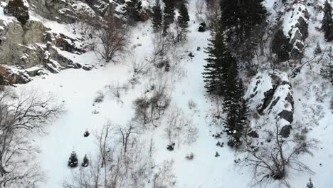 Drohnenaufnahmen-In-Schneebedeckten-Bergen-Bei-Sonnenuntergang
