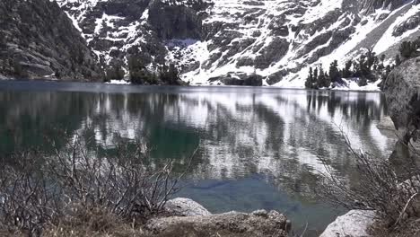 Agua-Ondulante-En-Un-Lago-Alpino-Rodeado-De-Montañas-De-Granito