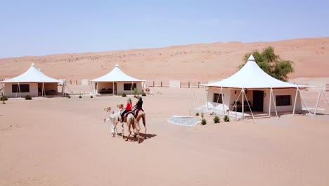 Safari-Por-El-Desierto,-Hospitalidad-Omaní---Paseo-En-Camello