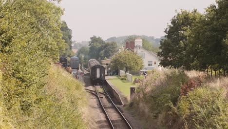 Tren-Antiguo-Que-Sale-De-Una-Pintoresca-Estación-Rural-En-Inglaterra,-Día-De-Verano