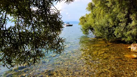 Disparo-De-Un-Camión-Que-Revela-Un-Barco-En-El-Agua-Azul-Del-Lago-Ohrid-En-Macedonia