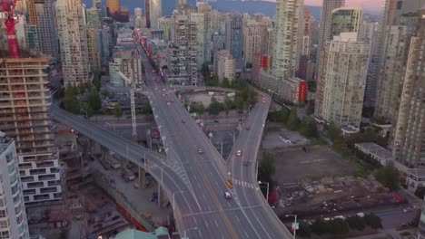 Luftdrohnenaufnahmen-Einer-Straße-Mit-Verkehr-Auf-Der-Insel-Vancouver