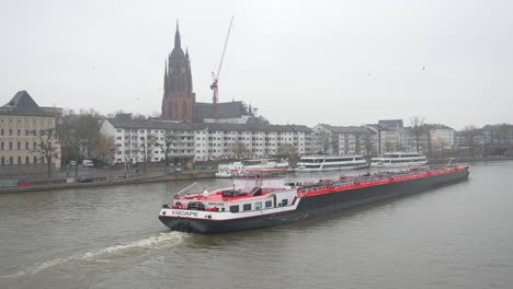 Großer-Roter-Frachtführer-Oder-Frachtschiff,-Das-An-Frankfurt-Vorbeifährt