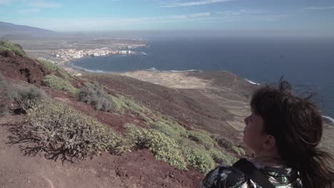 Chica-De-Pelo-Largo-Mira-Hacia-Abajo-Desde-La-Montaña-Hasta-Las-Playas-De-La-Isla-De-Tenerife