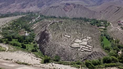 Vista-Aérea-Sobre-El-Pucará-De-Tilcara,-Una-Fortificación-Preinca-En-Las-Afueras-Del-Pequeño-Pueblo-De-Tilcara-En-Argentina