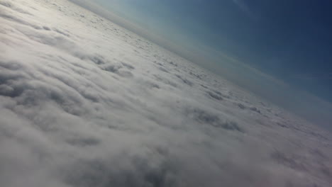 über-Den-Wolken---Aus-Niederländischer-Sicht-Aus-Einem-Passagierflugzeug-Gefilmt