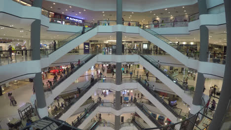 Bangkok,-Tailandia---Alrededor-De-Un-Lapso-De-Tiempo-De-Gran-Angular-Del-Centro-Comercial-Centralworld-En-Bangkok,-Tailandia