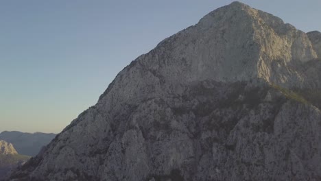 Großartige-Aussicht-Auf-Das-Sonnenlicht,-Das-Auf-Den-Felsigen-Berggipfel-Im-Geyikbayiri-Kalksteingebirge-In-Der-Türkei-Scheint