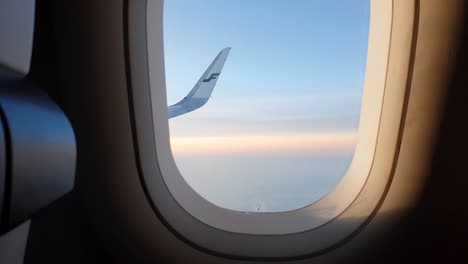Passagieransicht-Durch-Ein-Flugzeugfenster