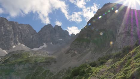 Zeitraffer-Clip-Von-Wolken,-Die-Sich-Zwischen-Einem-Berggipfel-In-Tirol,-Österreich,-Bewegen