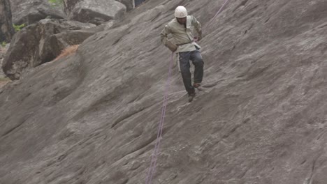 Formación-De-Excursionistas-En-El-Instituto-De-Formación-De-Montañismo,-Uttarakhand,-India