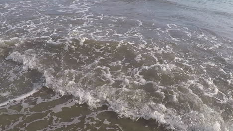 Strandwasser,-Das-An-Den-Ufern-Des-North-Kuta-Beach-In-Bali,-Indonesien,-Angespült-Wird