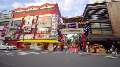 Panning-shot-of-street-in-Yokohama,-Japan-with-entrance-gate-to-Chinatown