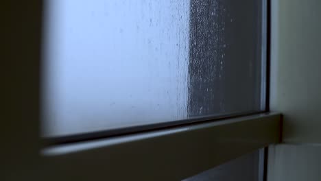 Schnellere-Regentropfen-Treffen-Auf-Das-Fenster