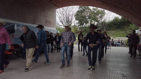 Tilt-Up-Gruppe-Von-Cowboy-Line-Tänzern,-Die-Gemeinsam-Im-Nachbarn-Von-Palermo-Tanzen