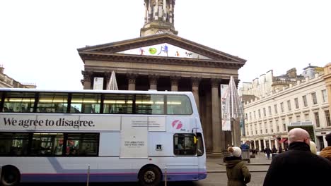 Reiterstatue-Des-Herzogs-Von-Wellington,-Glasgow,-Schottland,-Mit-Verkehrskegel-Auf-Dem-Kopf-In-Echtzeit