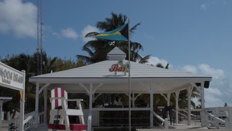 Bar-En-La-Playa-En-La-Isla-Laguna-Azul-De-Nassau,-Bahamas