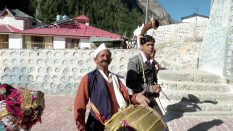 Uttarkashi,uttarakhand,india-octubre,2018:-Gente-De-Uttarakhand-Tocando-El-Instrumento-Musical-Tradicional-De-Uttarakhand