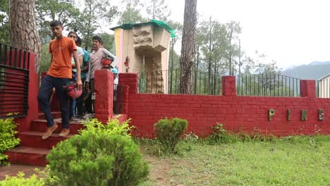 Himalayan-mountaineers-at-their-training-institute-in-upper-Himalayas,-Uttarakhand,-India