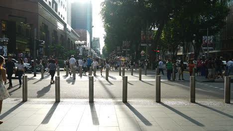 Singapur:-Alrededor-De-Un-Lapso-De-Tiempo-De-Personas-Que-Cruzan-La-Calle-Con-Un-Movimiento-Panorámico