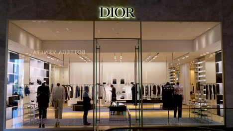 Escaparate-De-Lujo-De-Dior-En-El-Centro-Comercial-Icon-Siam