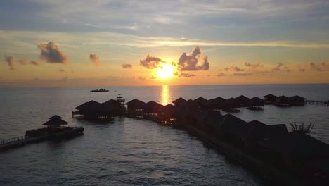 Luftflug-Zum-Atemberaubenden-Sonnenuntergang-über-Dem-Resort-Im-Meer-In-Mabul,-Malaysia