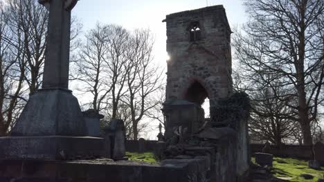 Schwenkblick-über-Ruinenreste-Auf-Dem-Friedhofsgelände-Von-St.-Helens-Chantry
