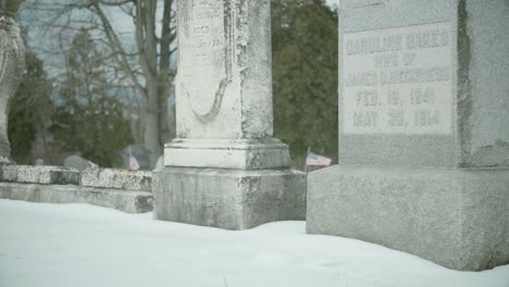 Alte,-Abgenutzte-Grabsteine-Auf-Dem-Schneebedeckten-Friedhof-Kippen-In-Zeitlupe-Nach-Oben