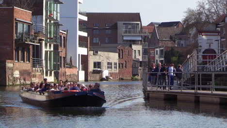 Un-Grupo-De-Personas-Disfrutando-De-Un-Viaje-Turístico-Con-Un-Pequeño-Barco-Turístico,-En-El-Río-Interior-De-La-Ciudad-De-Mechelen,-El-Dijle