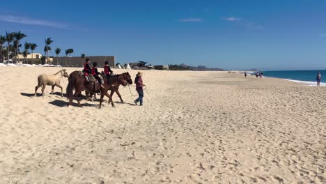 Kinder-Genießen-An-Einem-Schönen-Sonnigen-Tag-Einen-Ausritt-Am-Strand-Von-San-Jose-Del-Cabo