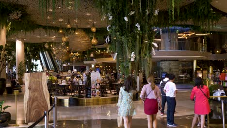 Schwenk-über-Ein-Luxuriöses,-Offenes-Einkaufszentrum-Auf-Der-Unteren-Ebene,-Icon-Siam,-Bangkok,-Thailand