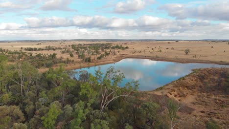 Overview-drone-shot-of-a-damlake-in-the-outback-in-Australia