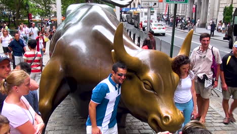 Known-as-a-symbol-of-capitalism-and-prosperity,-the-Charging-Bull-is-a-Wall-Street-icon-and-popular-tourist-attraction-located-in-downtown-Manhattan