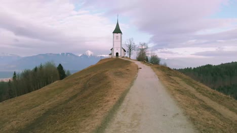 Road-to-the-church-on-the-meadow-hill