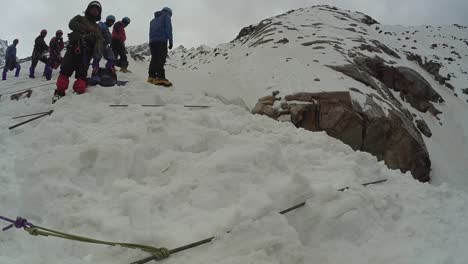 Himalayan-mountaineers-at-Himalayan-peak