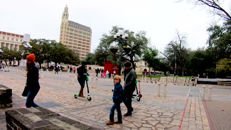 Ciudades-Como-San-Antonio-Son-Progresistas-Cuando-Se-Trata-De-Ser-Lo-Más-Ecológicas-Posible,-Con-La-Adición-De-Patinetes-Eléctricos,-El-Centro-Tiene-Personas-Que-Viajan-En-Un-Transporte-Limpio