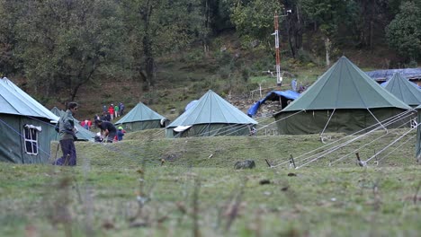 Zelte,-Die-Unterhalb-Des-Vorlagers-Für-Trekker-Aufgeschlagen-Wurden,-Um-Zur-Vorbereitung-Auf-Den-Gipfeltag-Und-Zur-Entspannung-Zu-übernachten