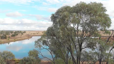 Aufsteigende-Drohnenaufnahme-Eines-Dammsees-Im-Outback-In-Australien