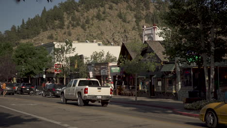 Slider-Aufnahme-Von-Touristen-Auf-Der-Hauptstraße-In-Einer-Kleinen-Bergstadt-In-Colorado