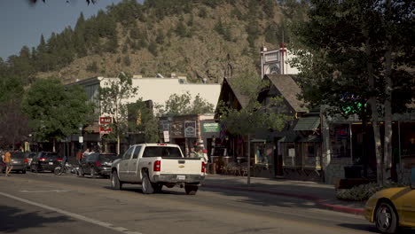 Tiro-Deslizante-De-Turistas-En-La-Calle-Principal-En-Un-Pequeño-Pueblo-De-Montaña-De-Colorado