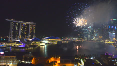 Feuerwerk-Am-Nationalfeiertag-Von-Singapur,-Marina-Bay-Singapur,-Skyline-Der-Stadt-Singapur