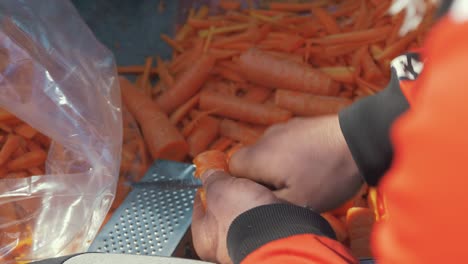 Arbeiter-In-Einem-Flüchtlingslager-Schneiden-Karotten