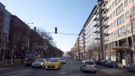 Der-Verkehr-Beginnt-Sich-Zu-Bewegen,-Wenn-Die-Ampel-An-Der-Váci-út,-Budapest,-Ungarn,-Auf-Grün-Schaltet